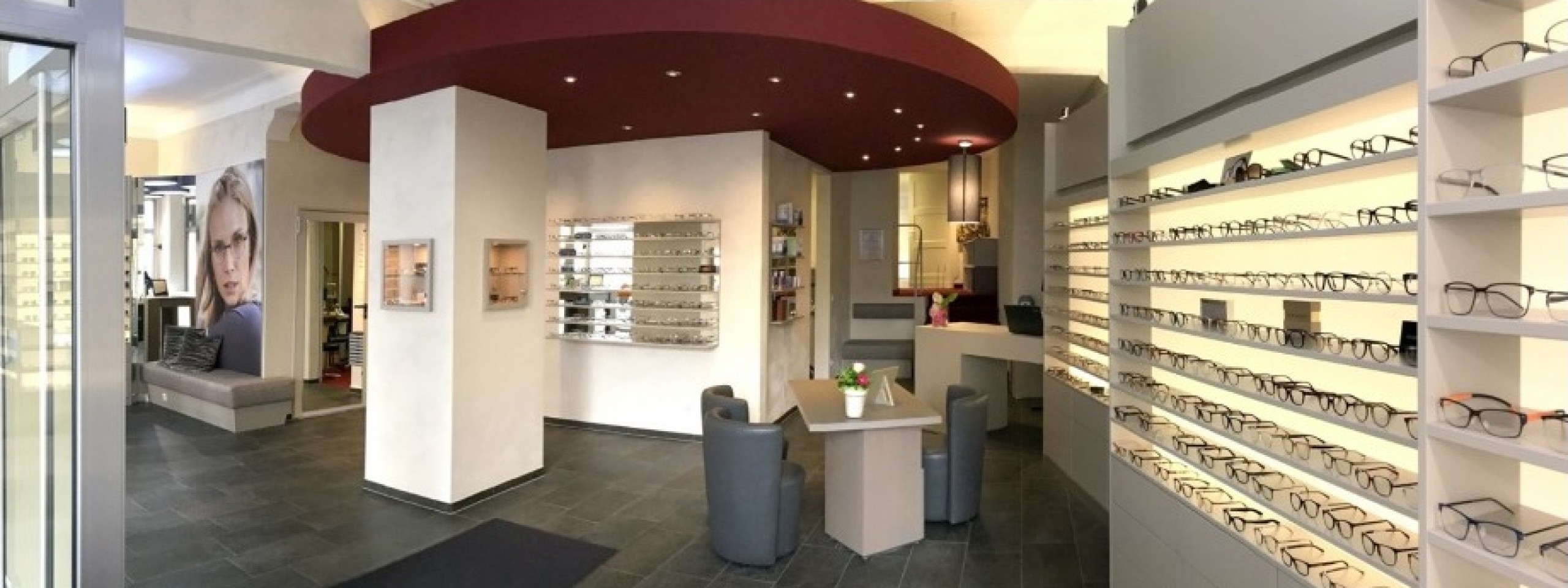 Innenansicht eines Optikgeschäfts