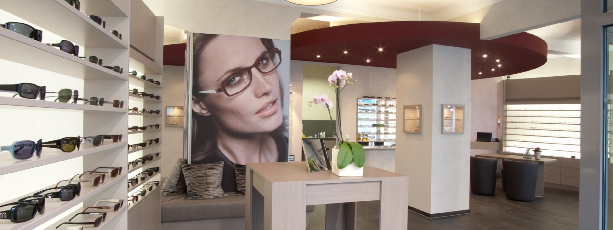 Innenansicht eines Optikgeschäfts